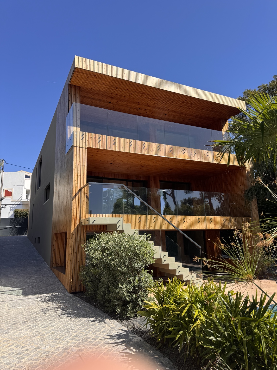 Timber-clad contemporary house in Murches